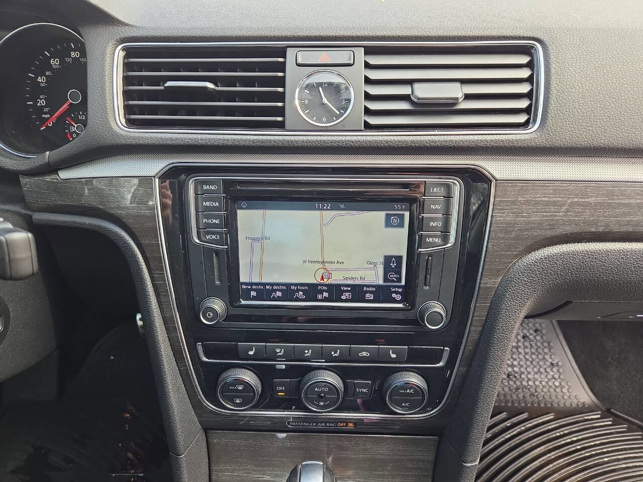 Used 2016 Volkswagen Passat 1.8T image 24