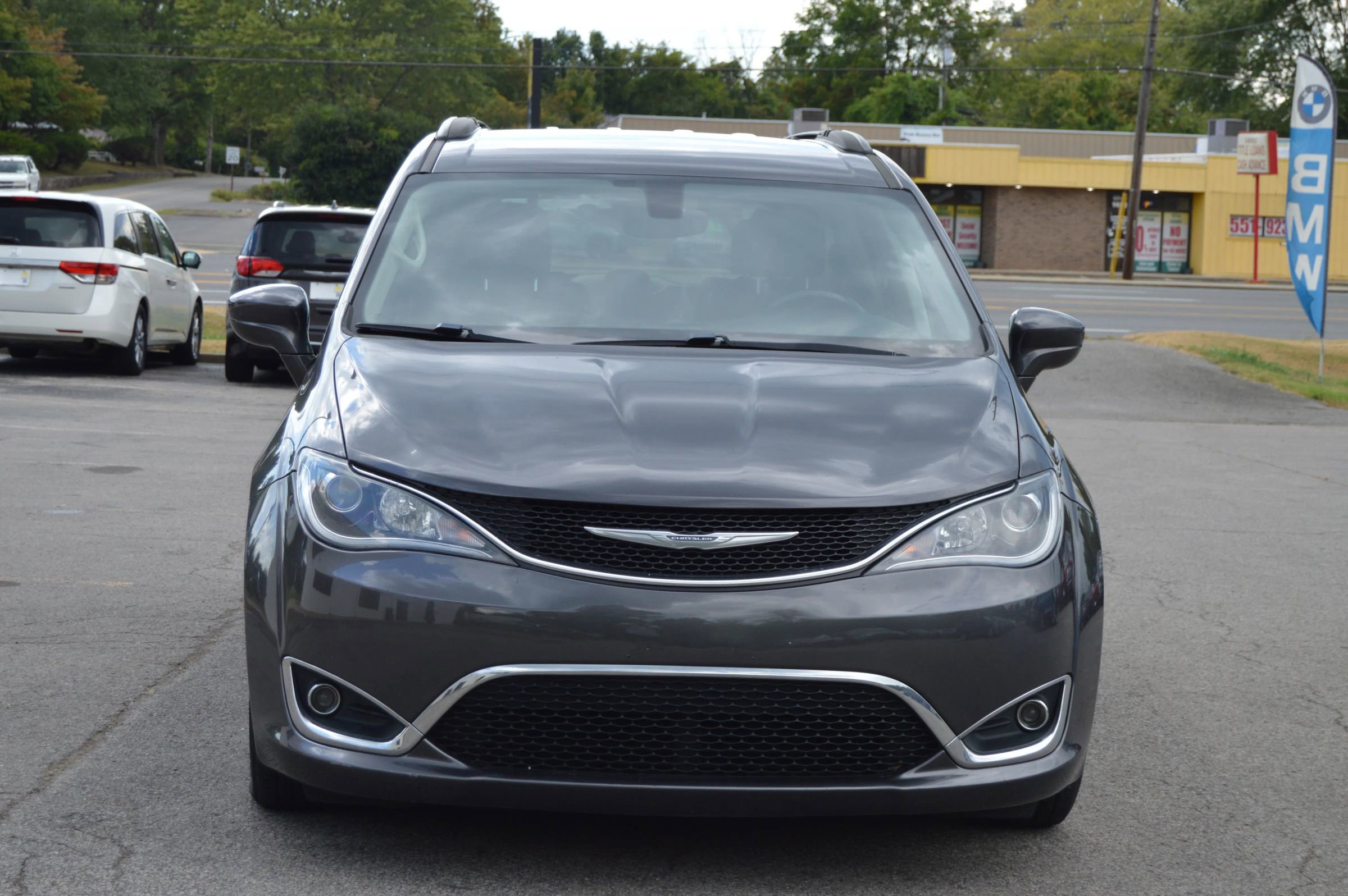 Used 2017 Chrysler Pacifica Touring-L FWD image 3