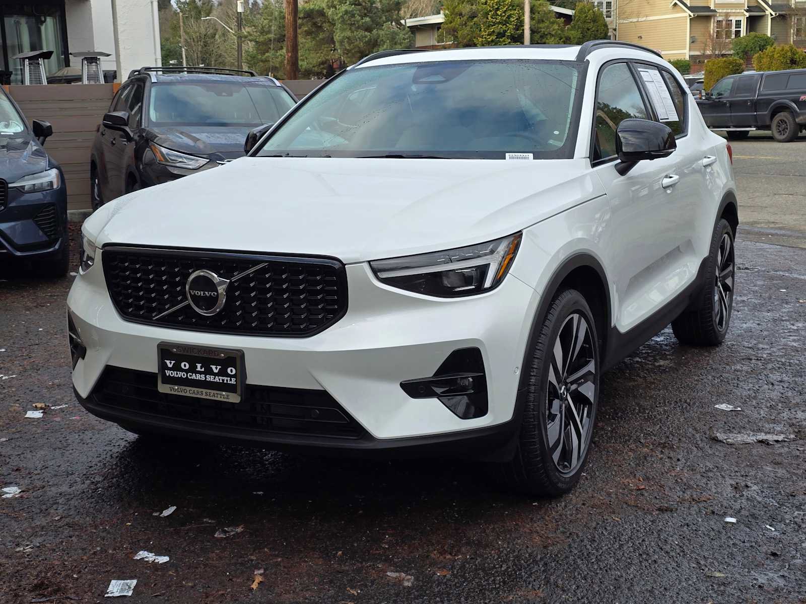 Certified 2024 Volvo XC40 B5 Ultimate w/ Climate Package image 8