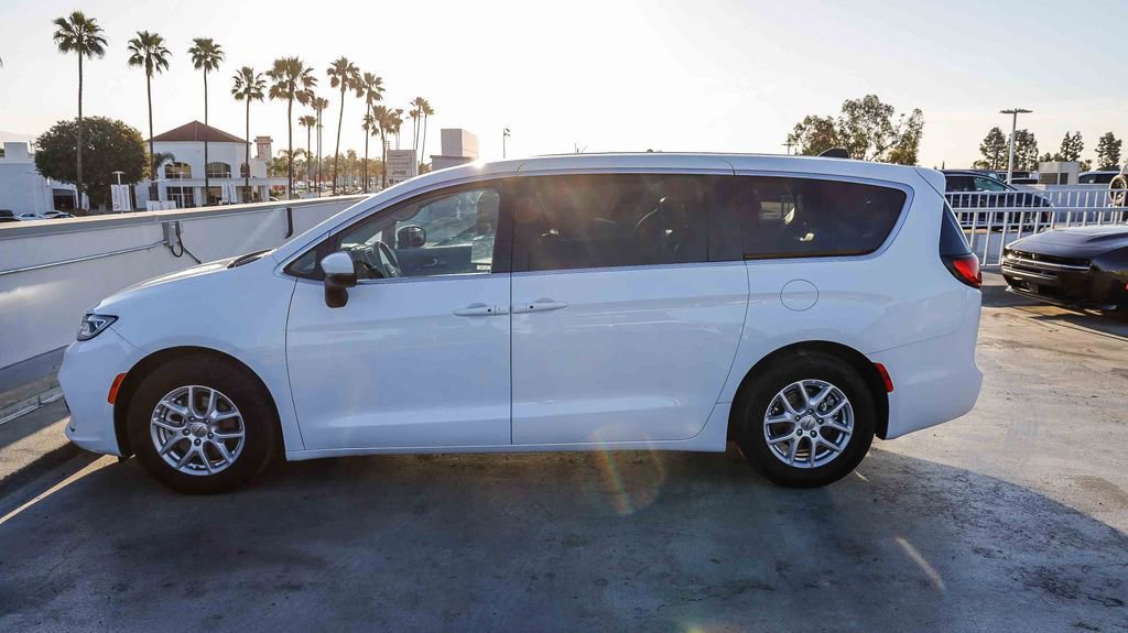 Used 2023 Chrysler Pacifica Touring-L FWD image 14