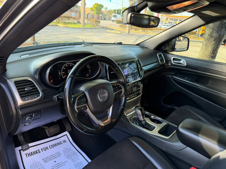 Used 2020 Jeep Grand Cherokee Laredo w/ Security & Convenience Group AWD/4WD image 17
