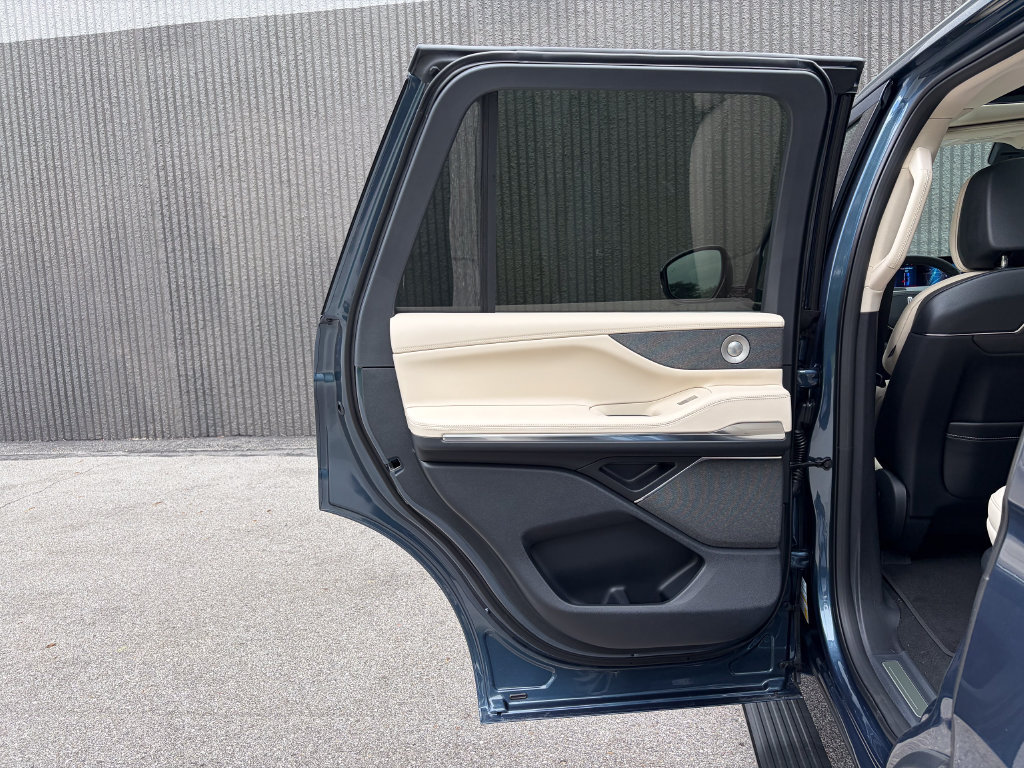 New 2027 Lincoln Navigator Reserve AWD/4WD image 23