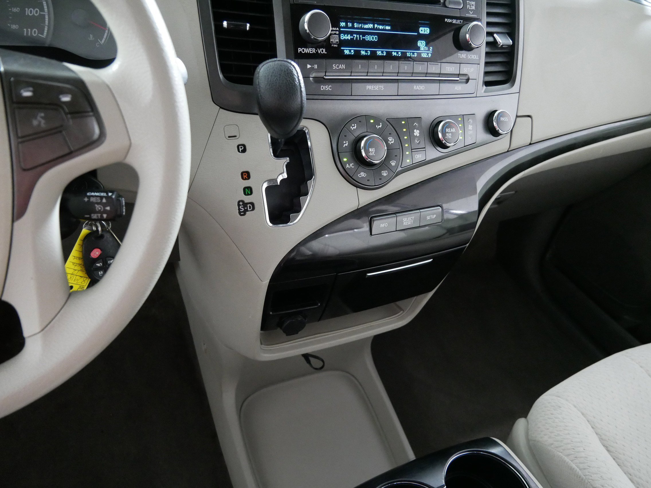 Used 2012 Toyota Sienna LE FWD image 24