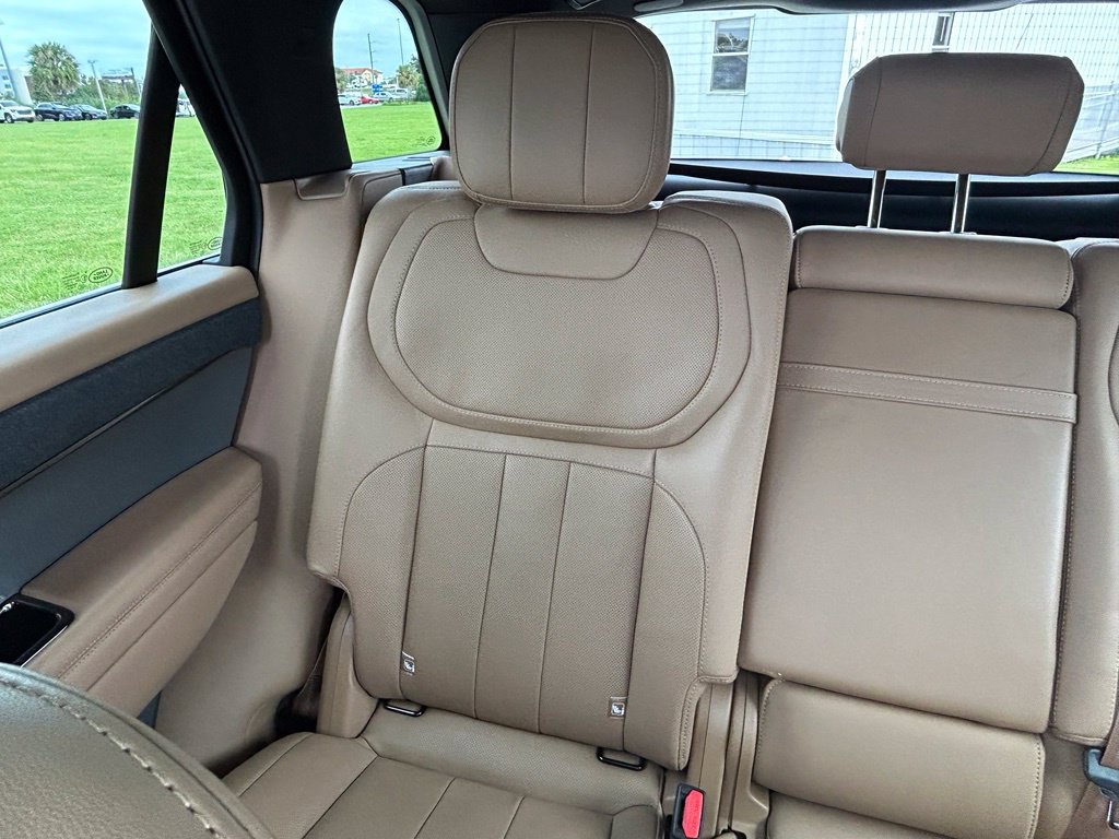 Used 2025 Land Rover Range Rover Sport SE AWD/4WD image 12