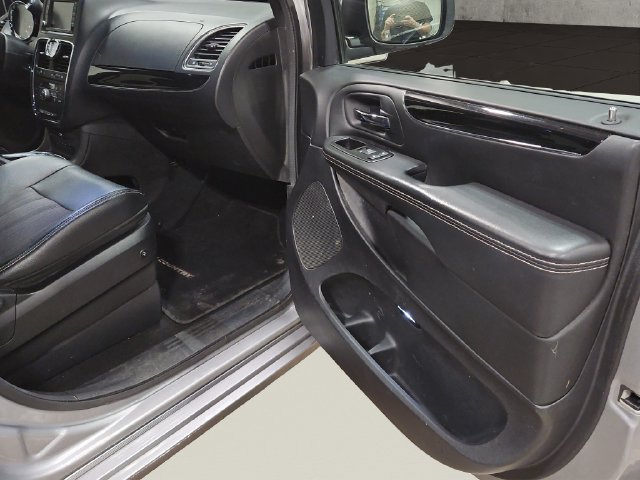 Used 2015 Chrysler Town & Country S FWD image 19