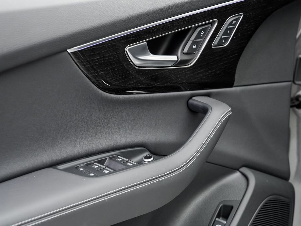 Certified 2025 Audi Q7 3.0T Premium Plus AWD/4WD image 8