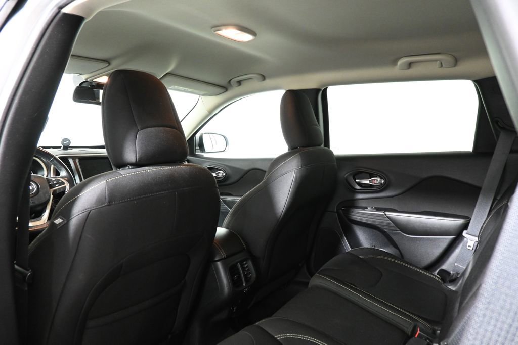 Used 2016 Jeep Cherokee Latitude w/ Cold Weather Group image 32