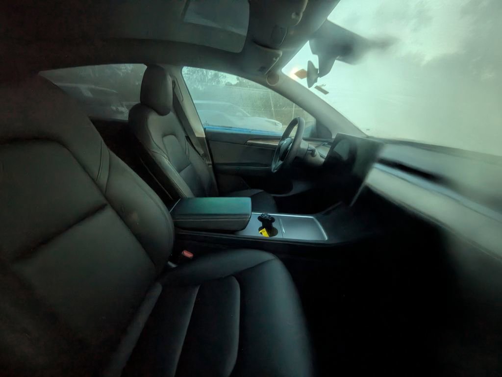 Used 2022 Tesla Model Y Long Range image 9