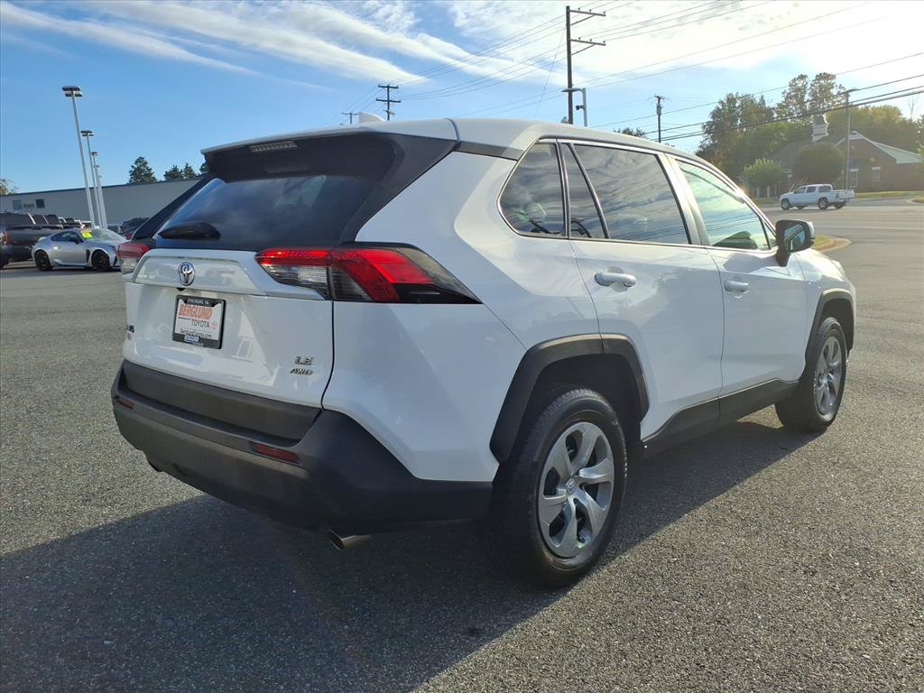 Used 2022 Toyota RAV4 LE AWD/4WD image 4