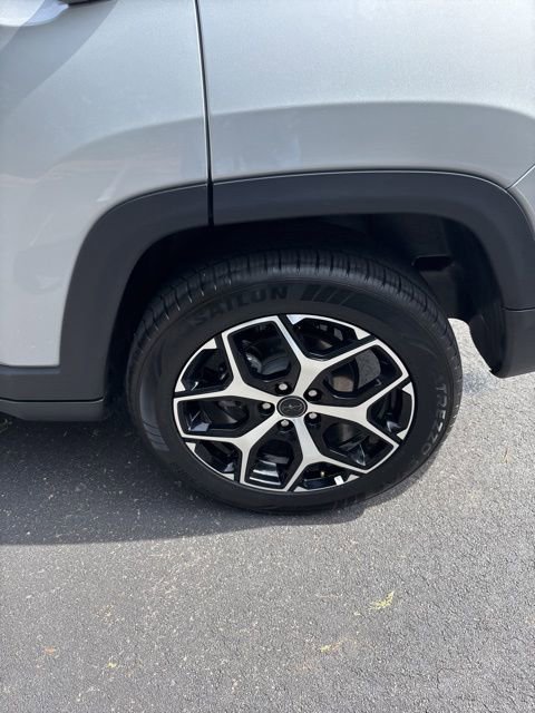 Used 2025 Jeep Compass Limited image 30