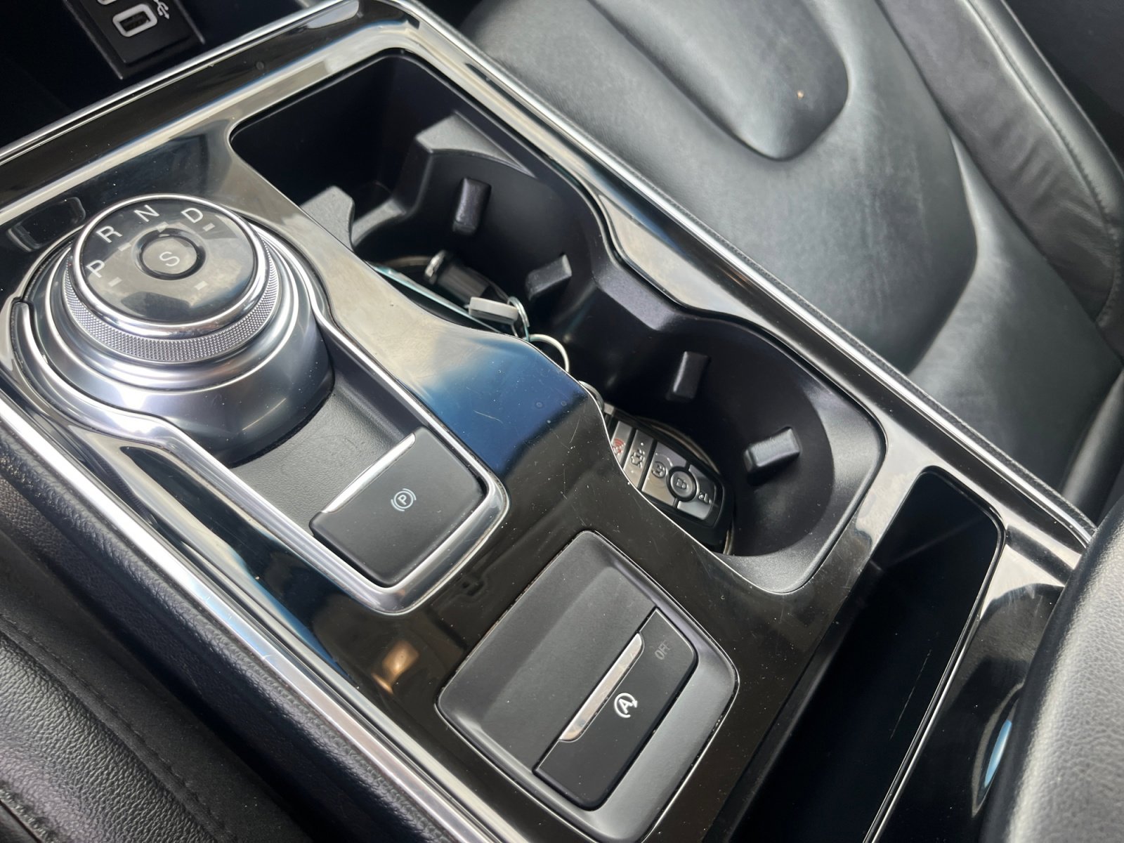 Used 2019 Ford Edge Titanium image 32