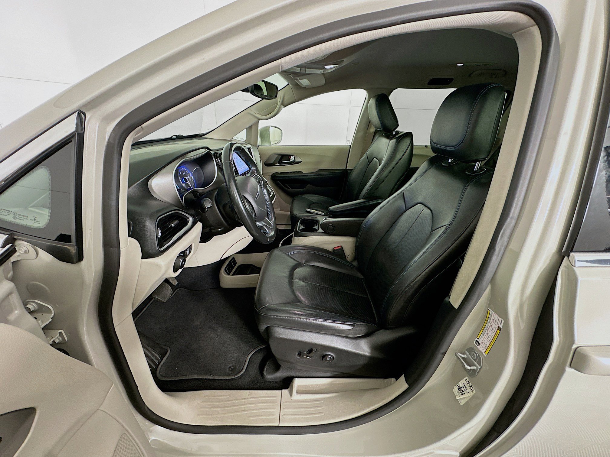 Used 2021 Chrysler Pacifica Touring-L image 13