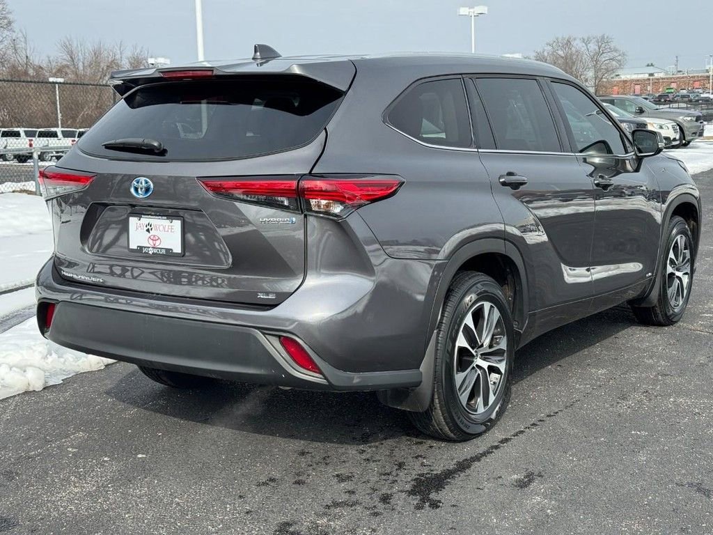 Used 2022 Toyota Highlander XLE image 3