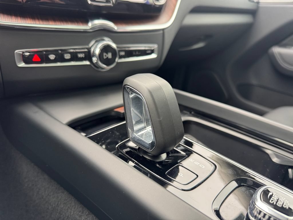 Certified 2024 Volvo XC60 B5 Plus w/ Protection Package Premier AWD/4WD image 17