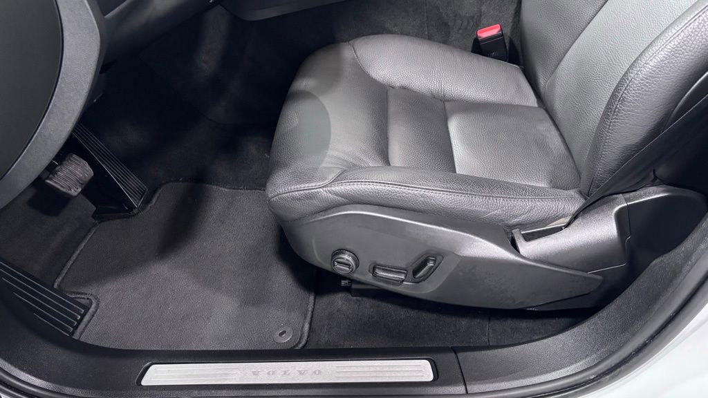 Certified 2025 Volvo XC60 B5 Plus image 11