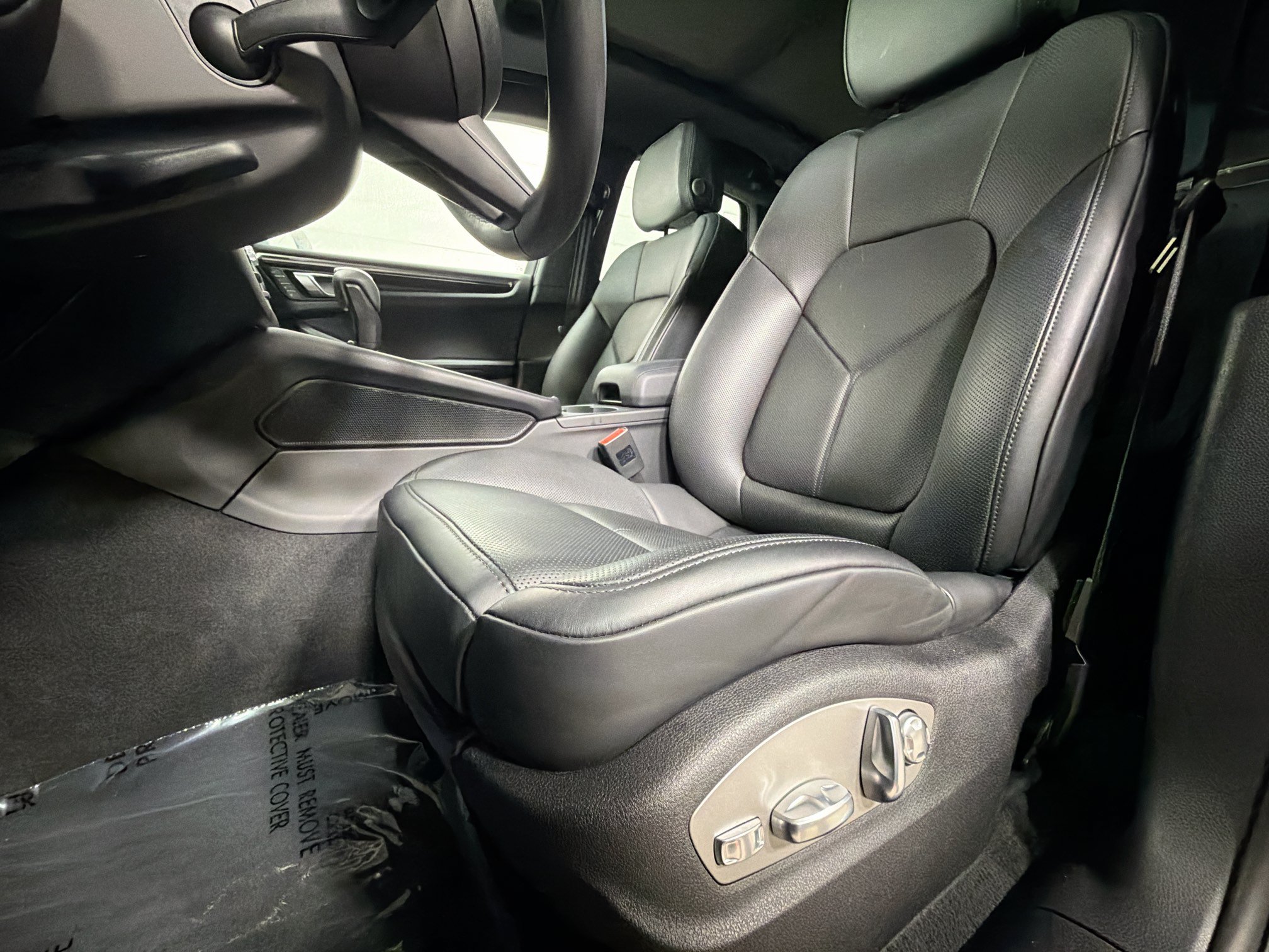 Certified 2026 Porsche Macan AWD/4WD image 5
