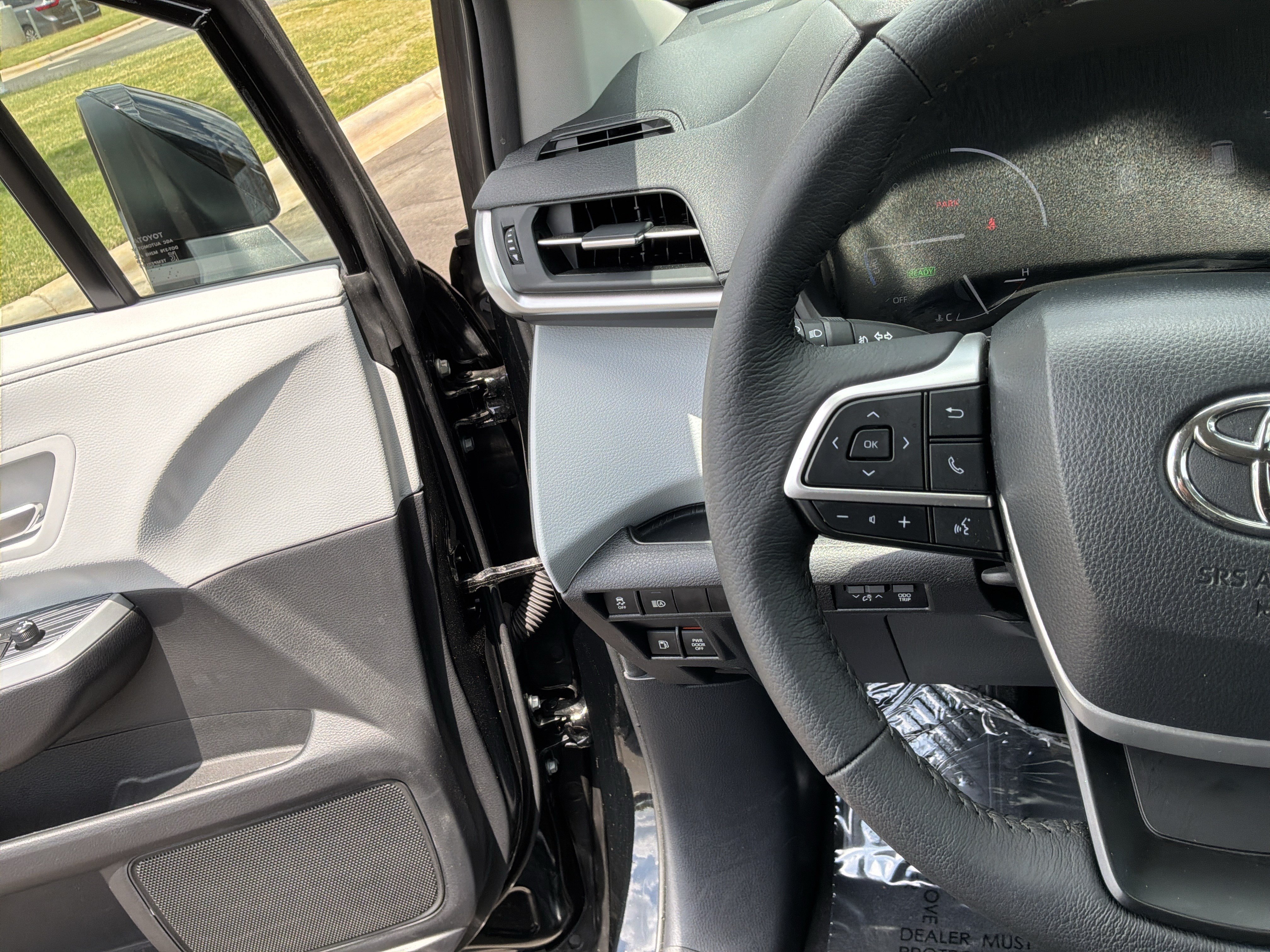 Used 2026 Toyota Sienna XLE FWD image 19