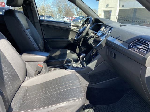 Certified 2022 Volkswagen Tiguan SE R-Line image 27