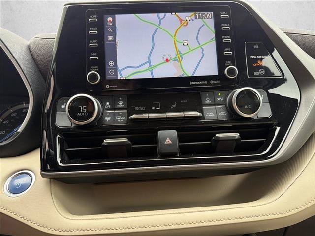 Used 2020 Toyota Highlander XLE AWD/4WD image 19