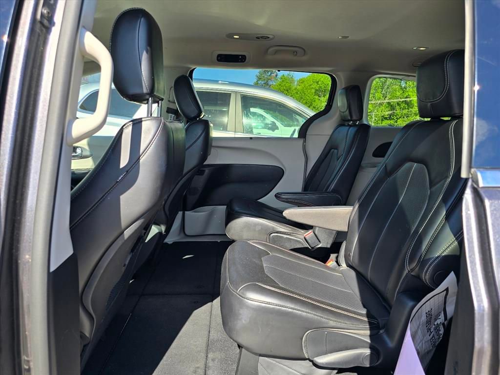 Used 2023 Chrysler Pacifica Touring-L image 7
