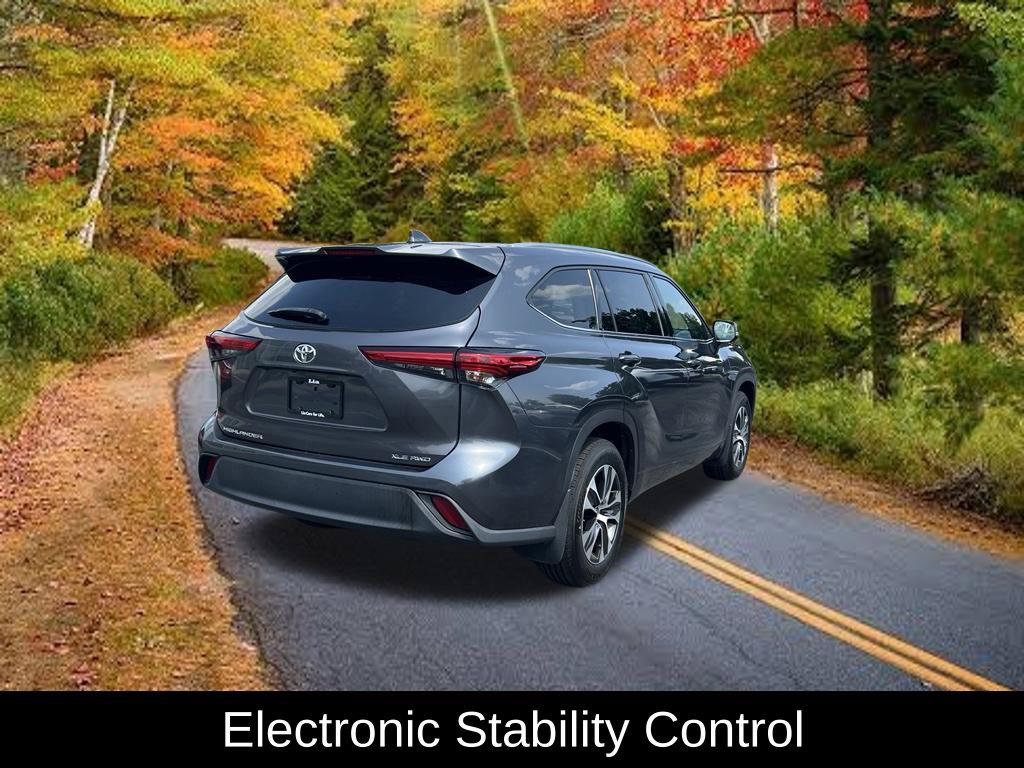 Used 2020 Toyota Highlander XLE AWD/4WD image 12