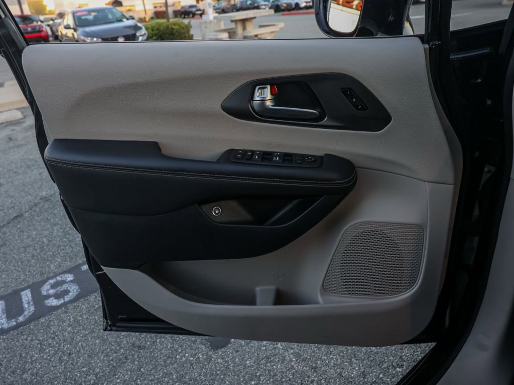 Used 2024 Chrysler Pacifica Select image 22
