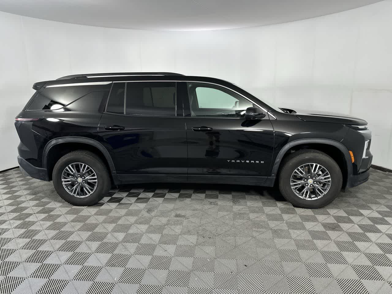 Used 2026 Chevrolet Traverse LT w/ Driver Confidence Package AWD/4WD image 9