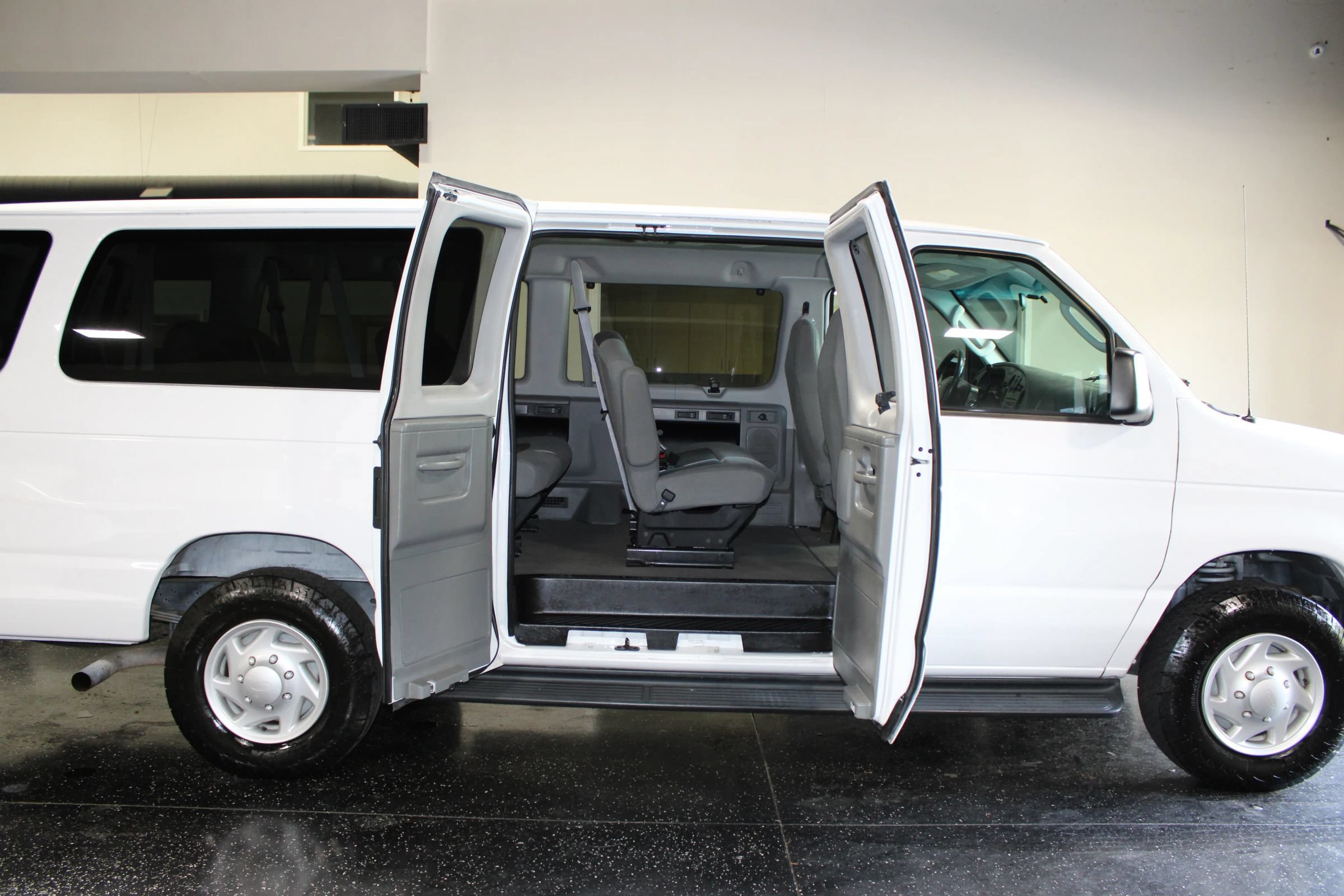 Used 2008 Ford E-350 and Econoline 350 XL RWD image 22