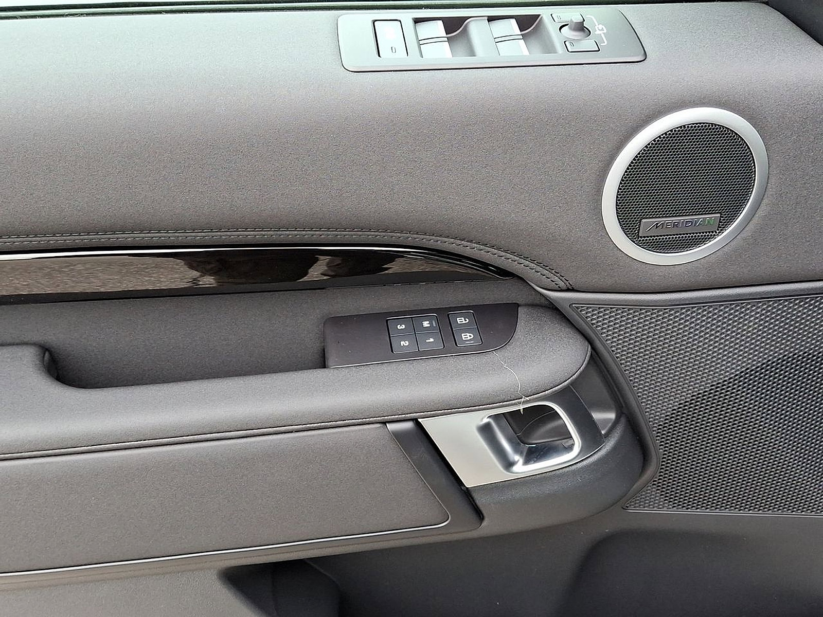 Certified 2025 Land Rover Discovery S image 19