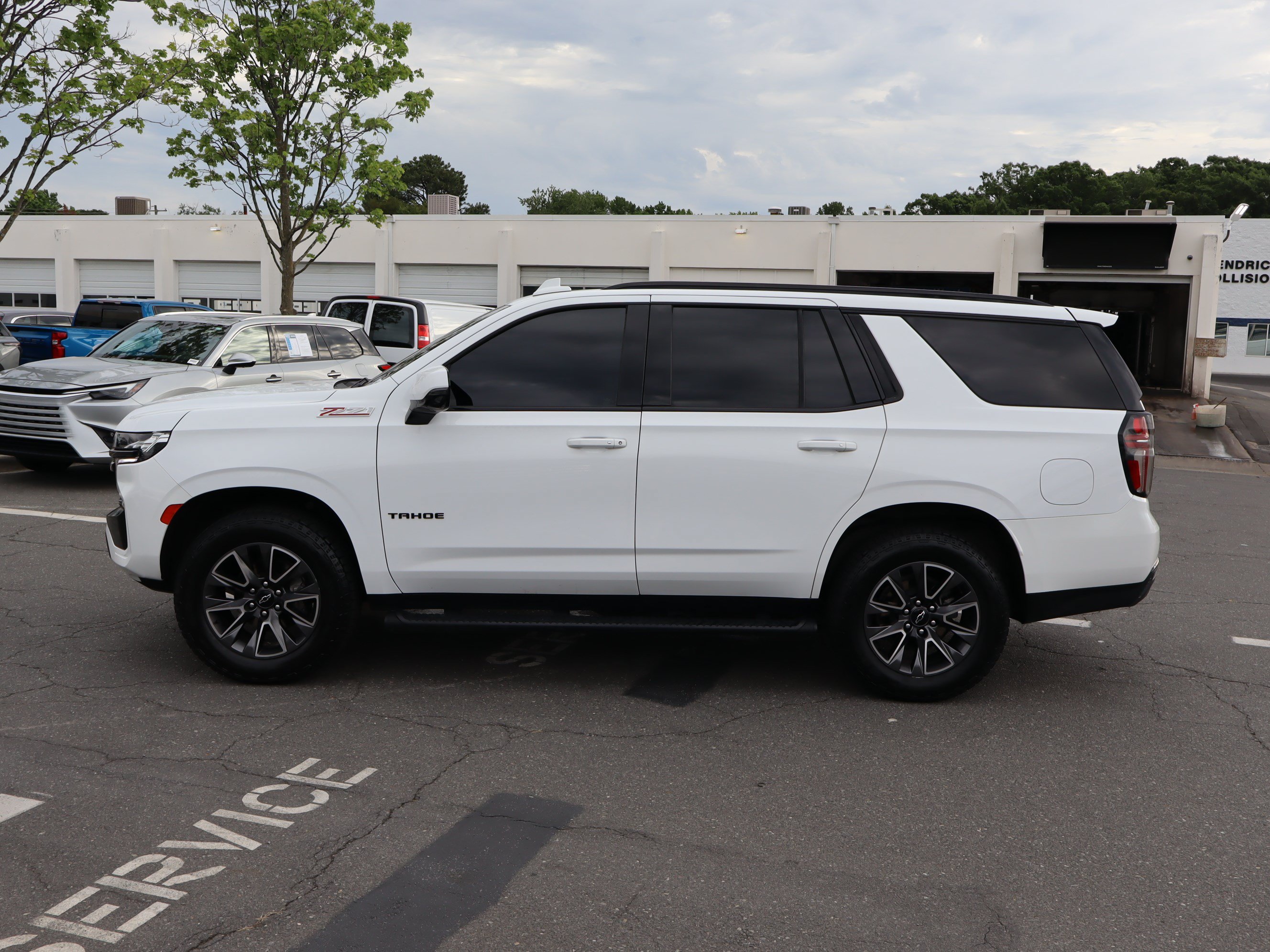 Used 2023 Chevrolet Tahoe Z71 w/ Luxury Package AWD/4WD image 7
