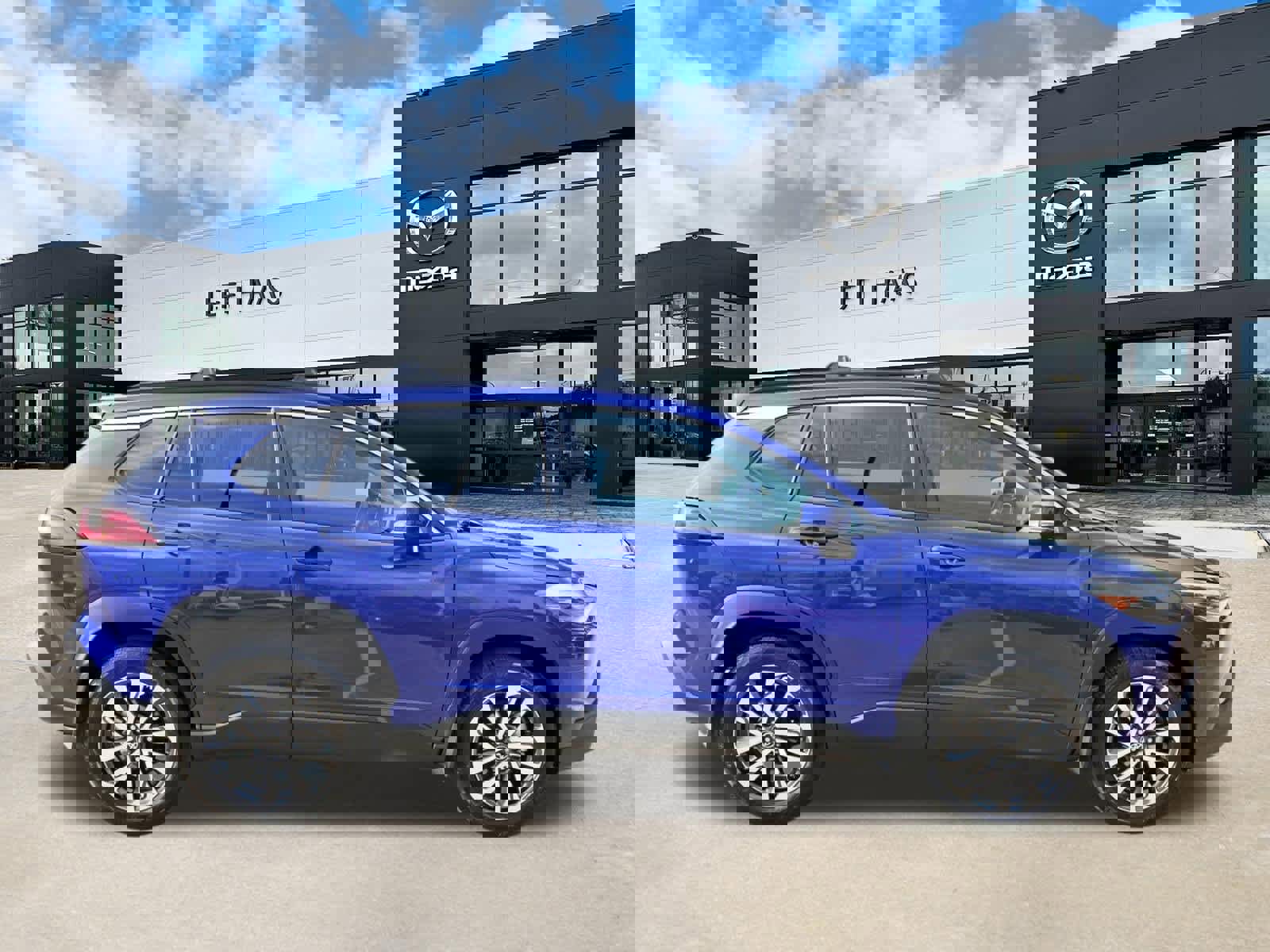 Used 2024 Toyota Corolla Cross XLE w/ Convenience Package image 5