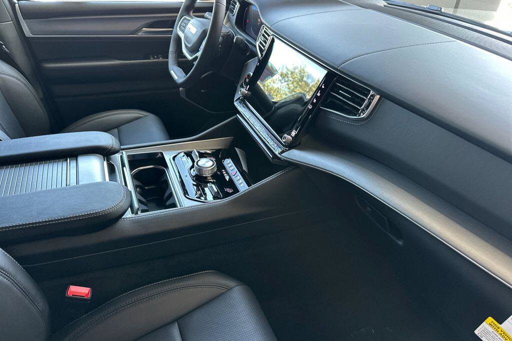 New 2026 Jeep Grand Wagoneer L Limited AWD/4WD image 17