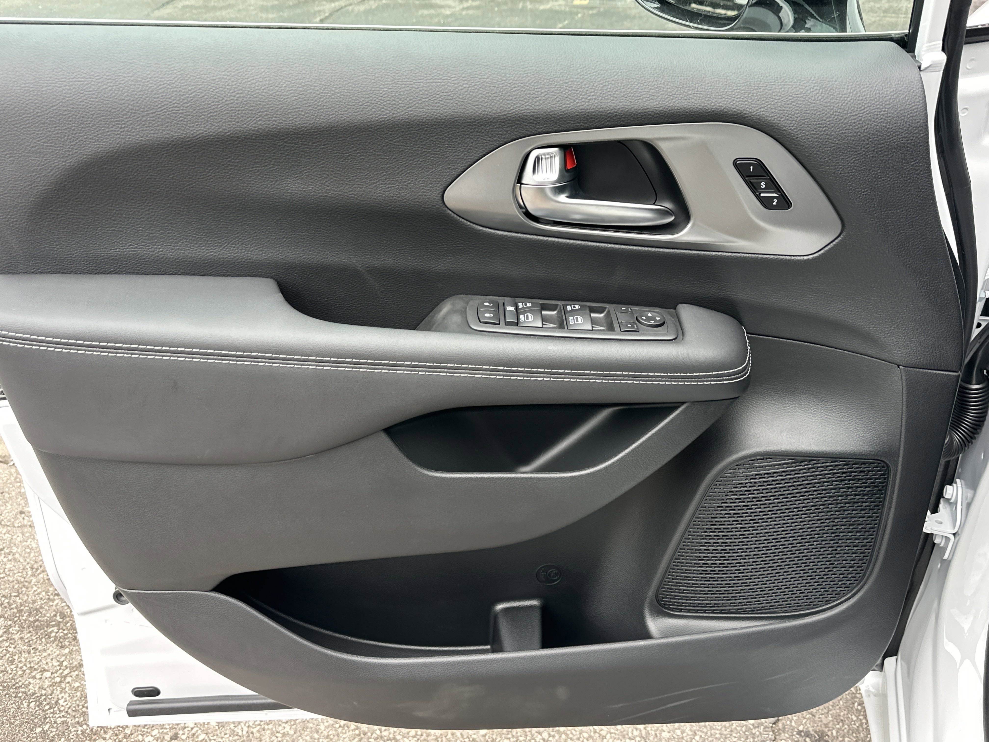 New 2026 Chrysler Pacifica Select image 30