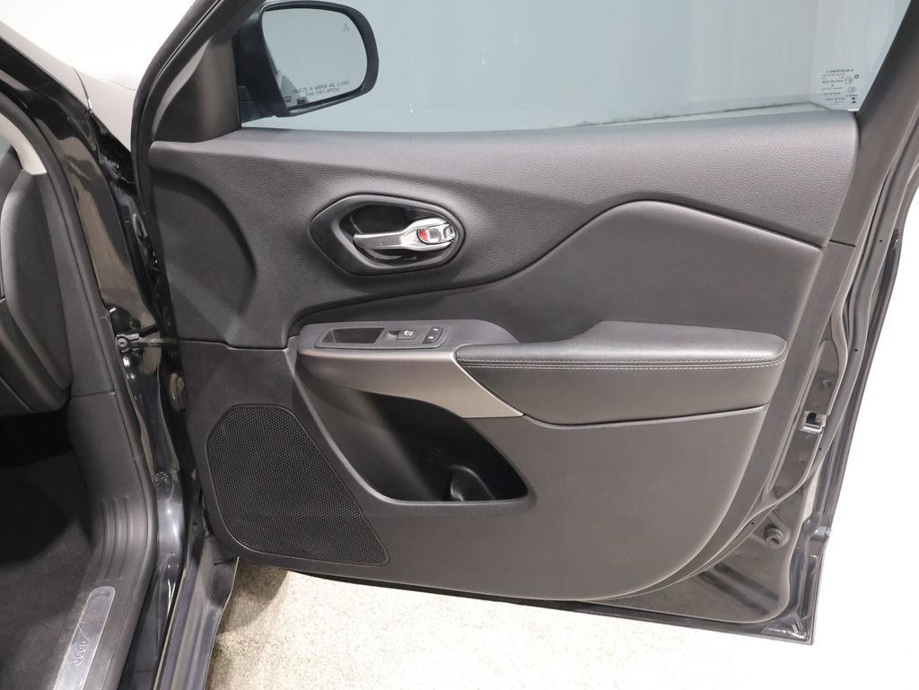 Used 2021 Jeep Cherokee Limited AWD/4WD image 23