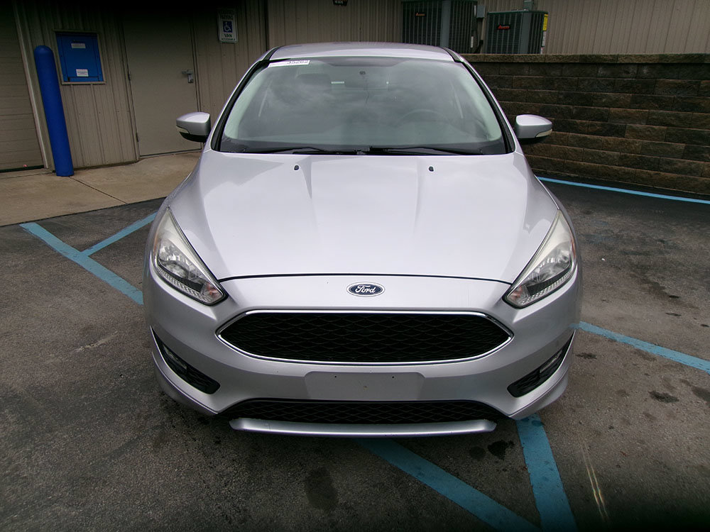 Used 2016 Ford Focus SE w/ SE Sport Package FWD image 2