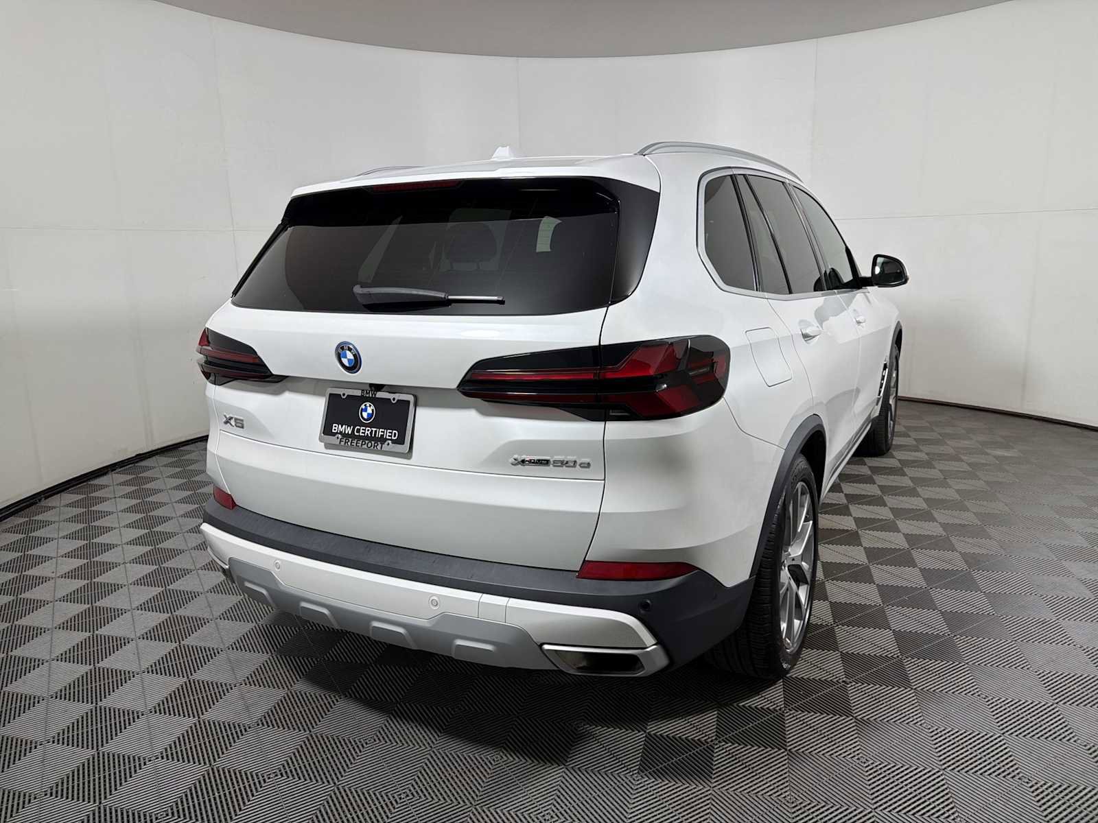 Certified 2024 BMW X5 xDrive50e w/ Premium Package image 6