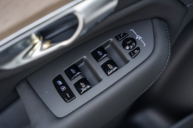 Certified 2025 Volvo XC90 T8 Plus w/ Protection Package Premier image 33