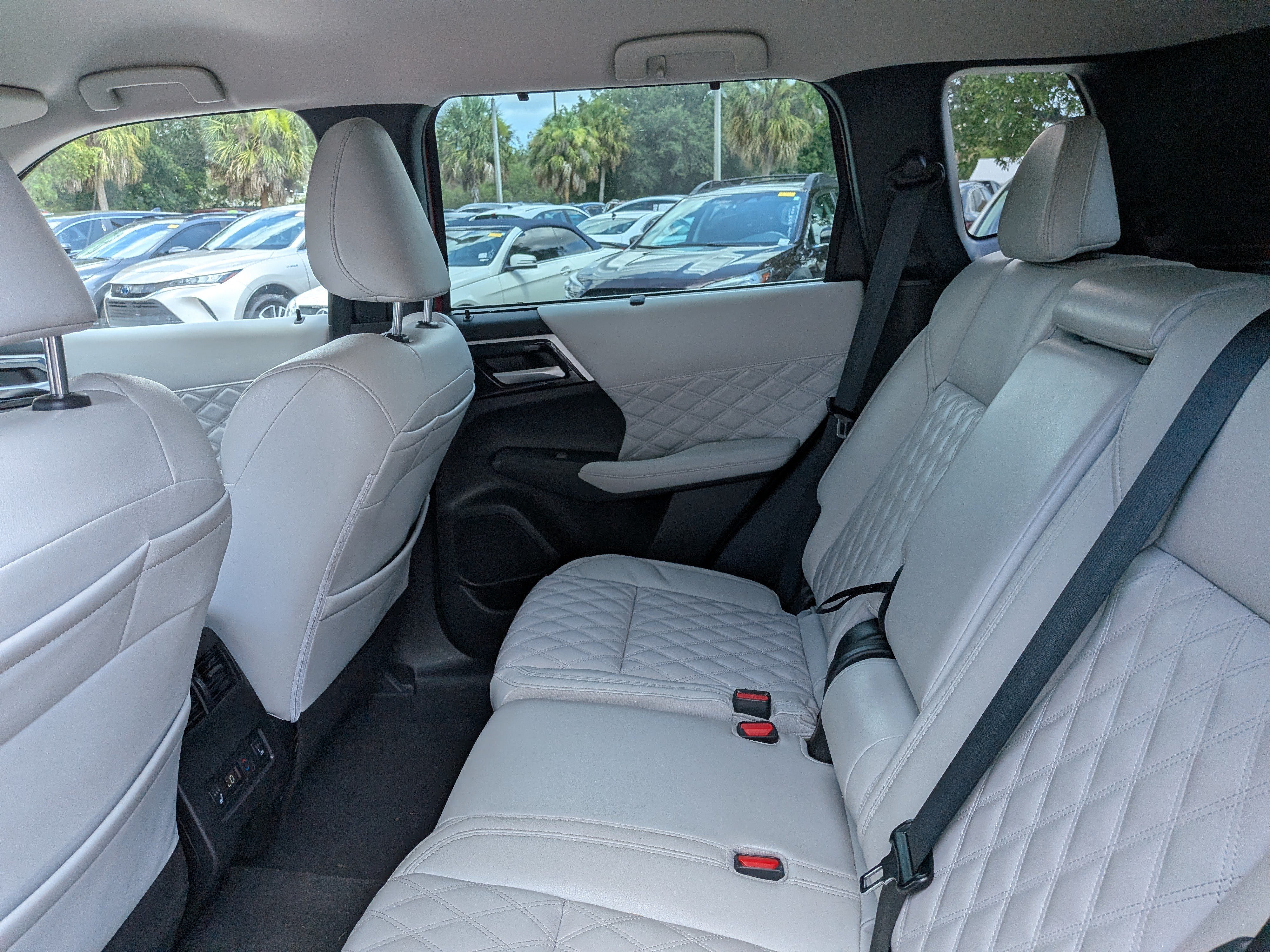 Used 2023 Mitsubishi Outlander SEL FWD image 13