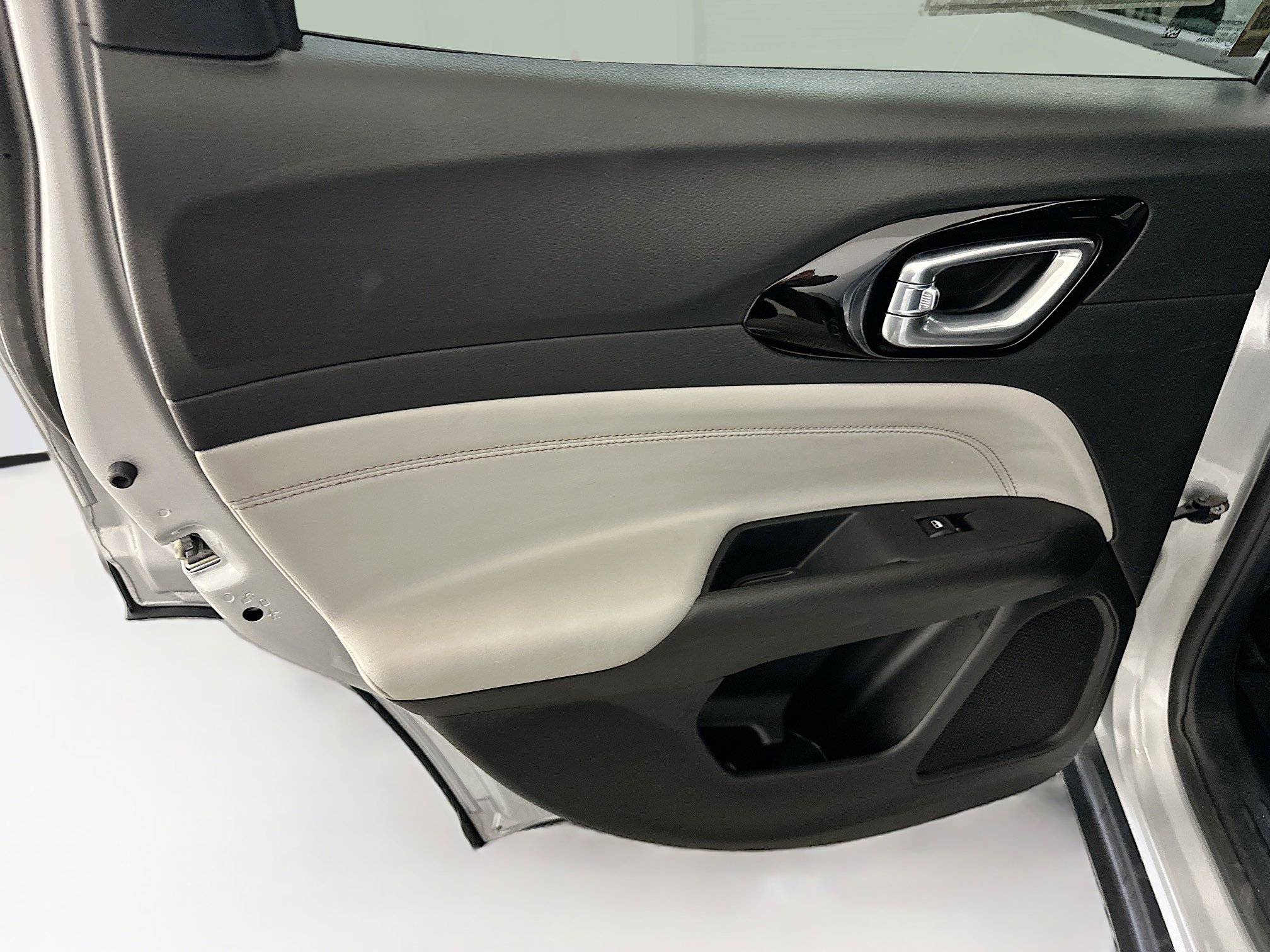 Used 2025 Jeep Compass Limited image 26