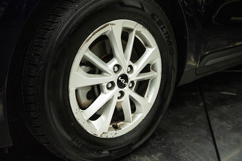 Used 2024 Kia Carnival LX image 3