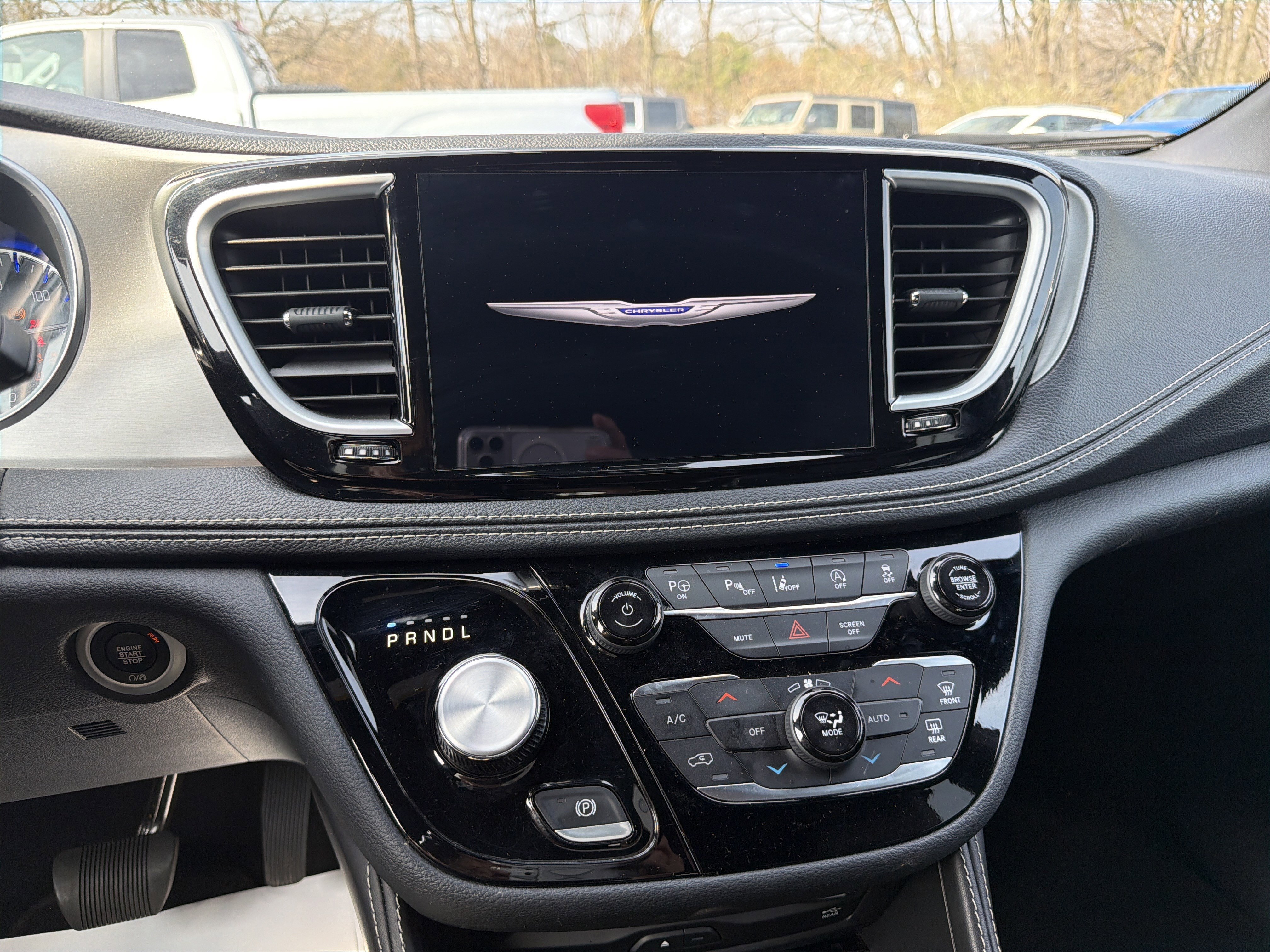 Used 2024 Chrysler Pacifica Limited w/ Uconnect Theater Family Group image 23