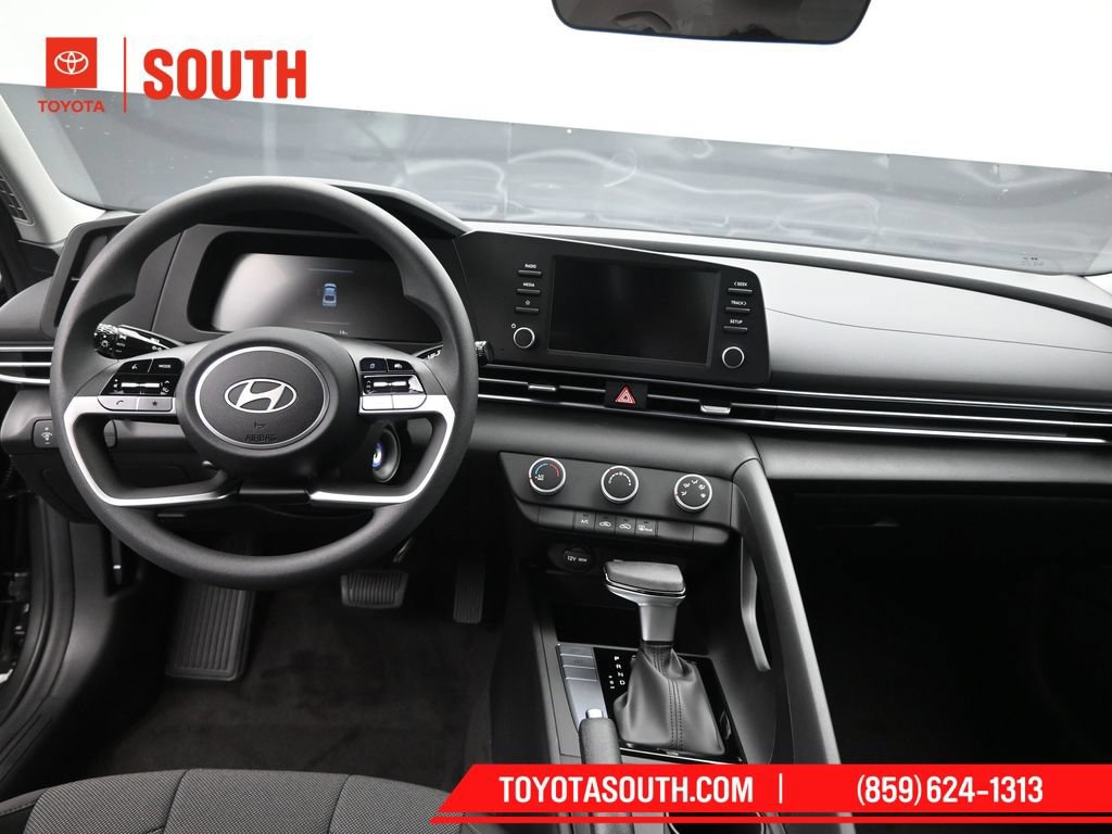 Used 2025 Hyundai Elantra SE FWD image 10