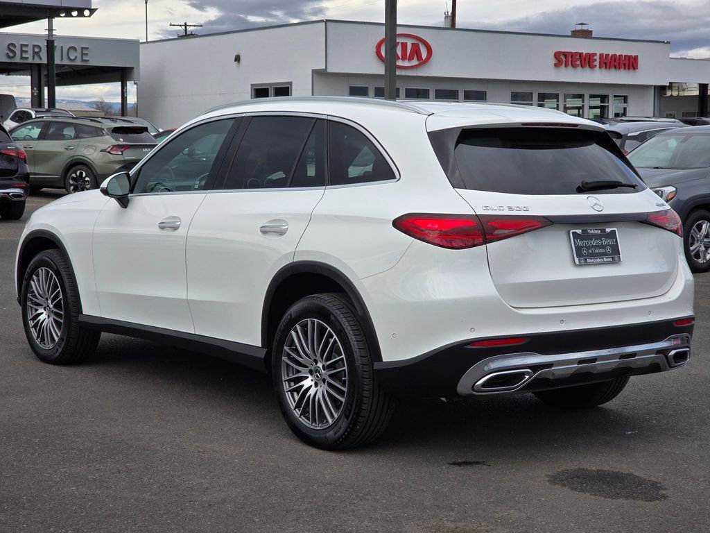 Used 2025 Mercedes-Benz GLC 300 4MATIC image 3