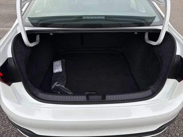 Certified 2025 Volkswagen Jetta SE w/ Sunroof Package image 32