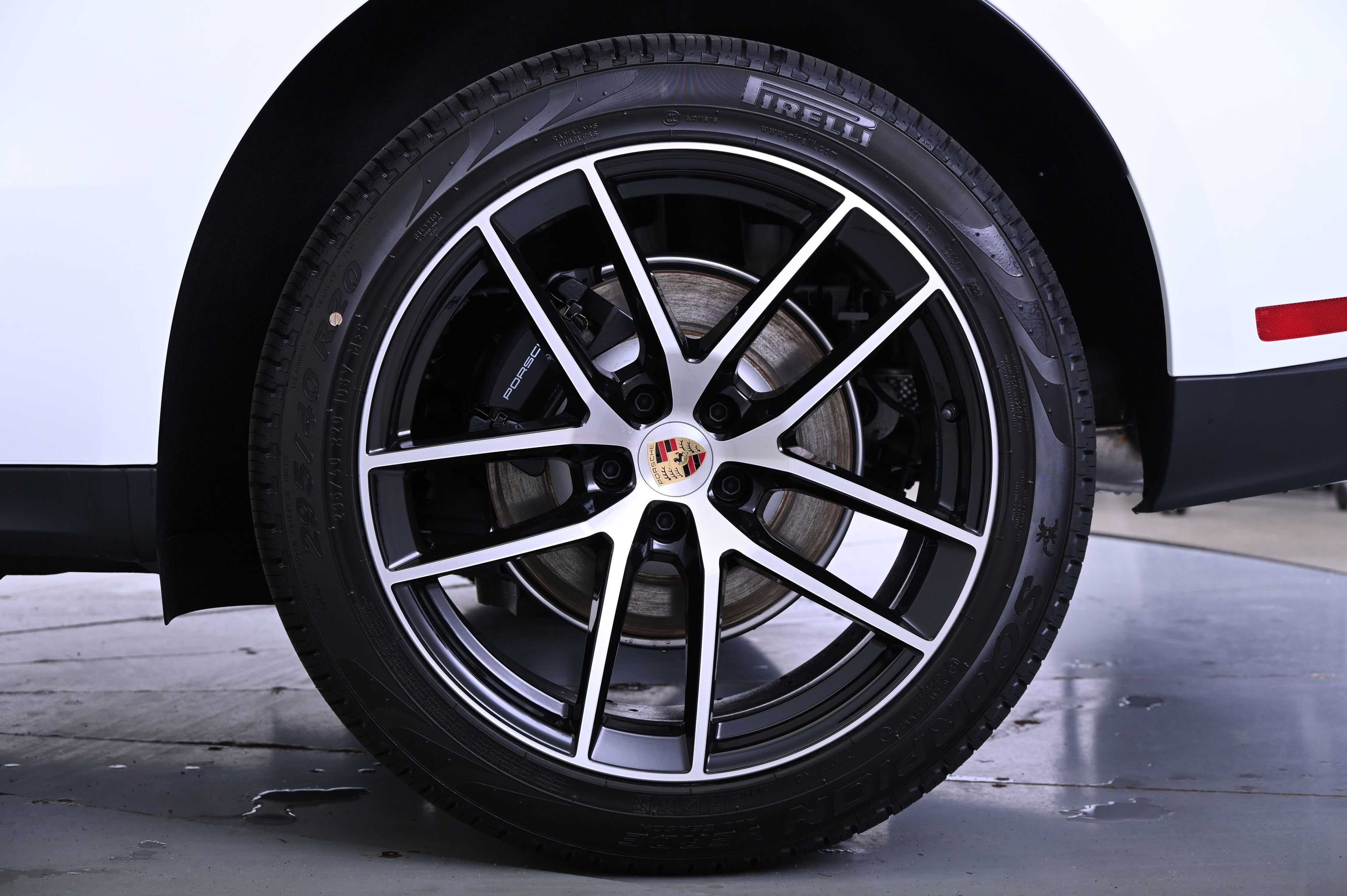 Certified 2025 Porsche Macan image 16