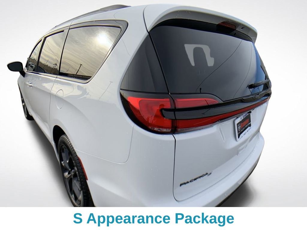 New 2026 Chrysler Pacifica Select w/ S Appearance Package AWD/4WD image 4