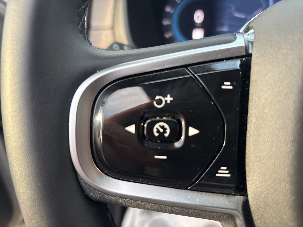 Certified 2025 Volvo XC90 B6 Plus image 25