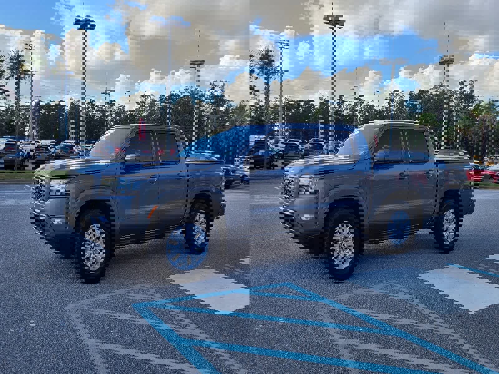 Used 2023 Nissan Frontier SV w/ SV Convenience Package image 2