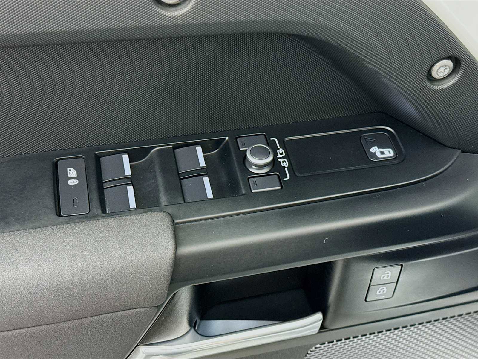 Certified 2022 Land Rover Defender 110 image 17