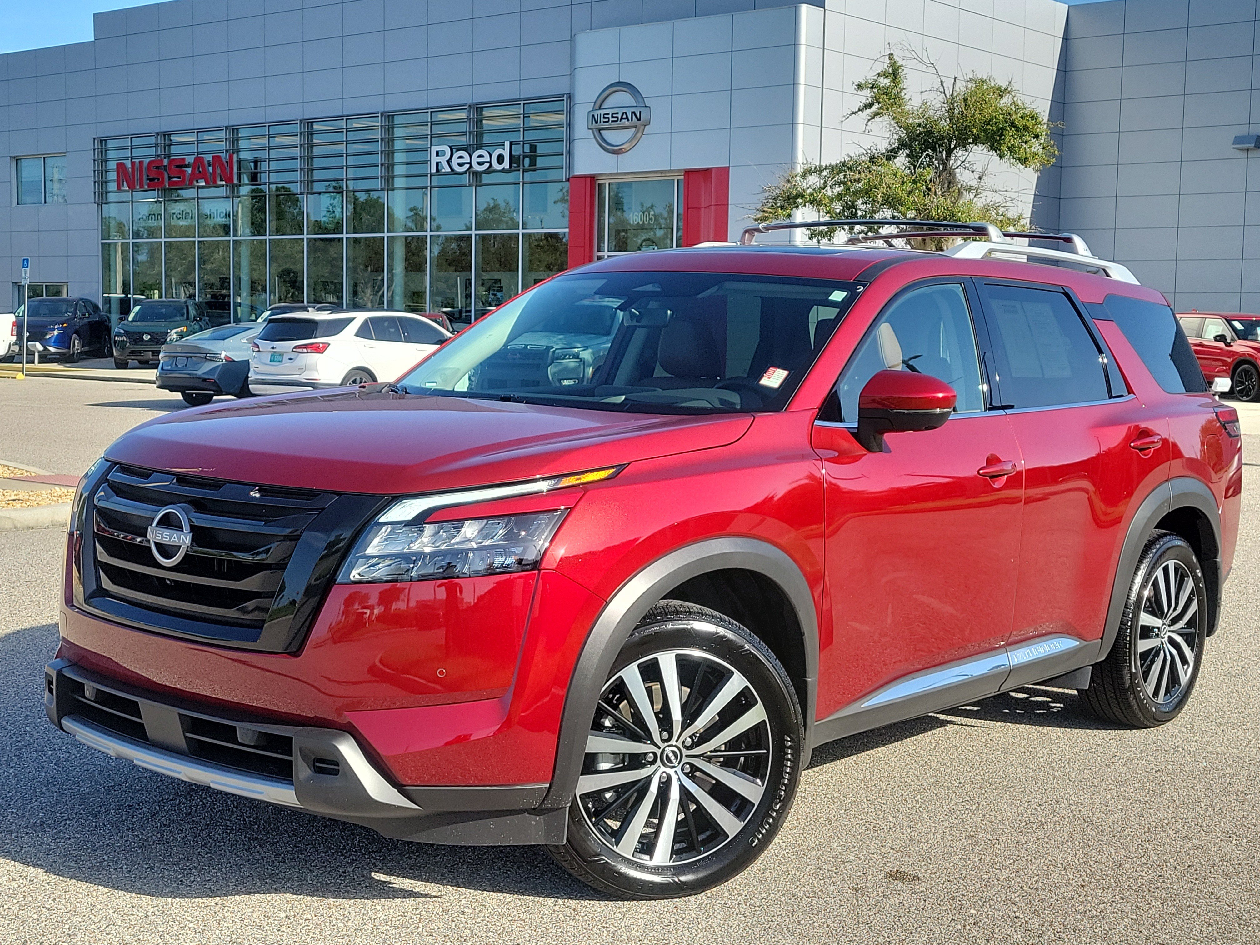 Certified 2025 Nissan Pathfinder Platinum w/ Black Appearance Package FWD image 33